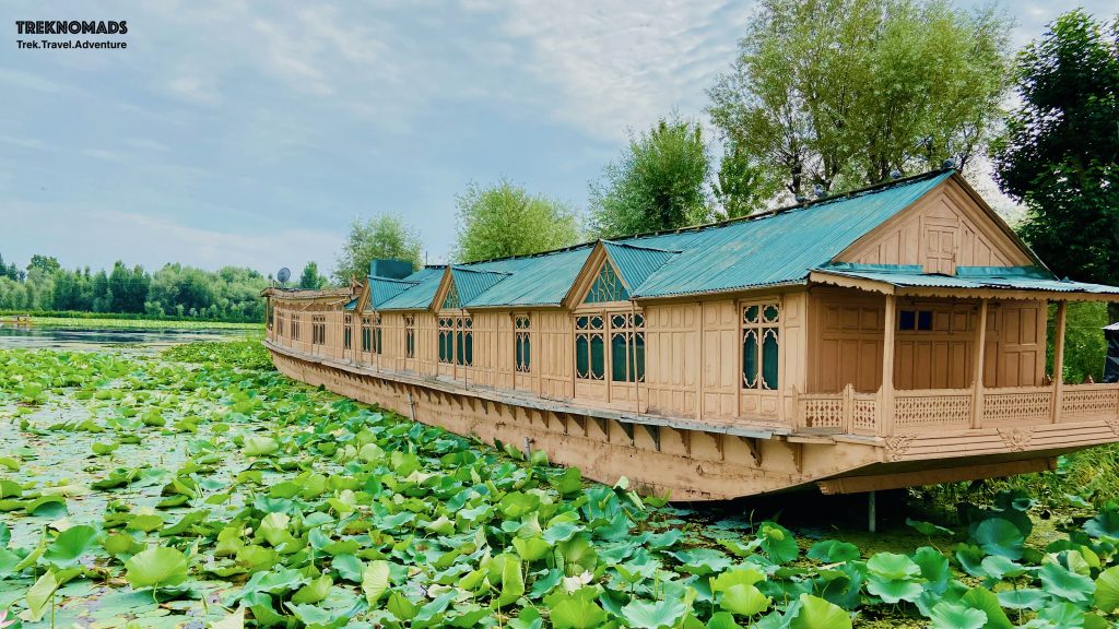 Kashmir trips are incomplete without staying at a nice, comfortable, cozy and hospitable houseboat. We stayed in one of such beautiful houseboats in Srinagar, near Daresalam on 6th Aug. Kashmir Great Lakes Trek, Premium